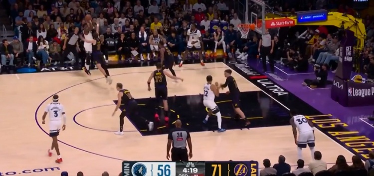 开云平台-第十个三分终于进了！爱德华兹单打里夫斯撤步三分命中