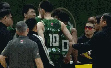 开云官方直播-赵柏清和郭昊文首节仅出战1分钟发生冲突，随后二人再无登场